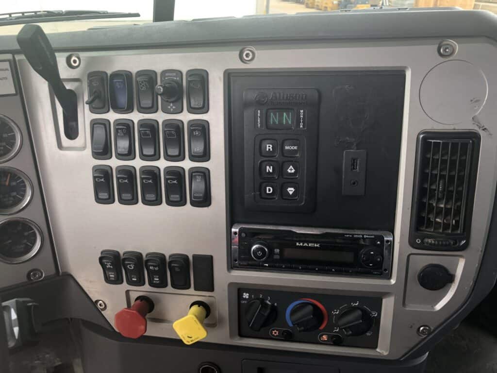 2014 Mack GU813