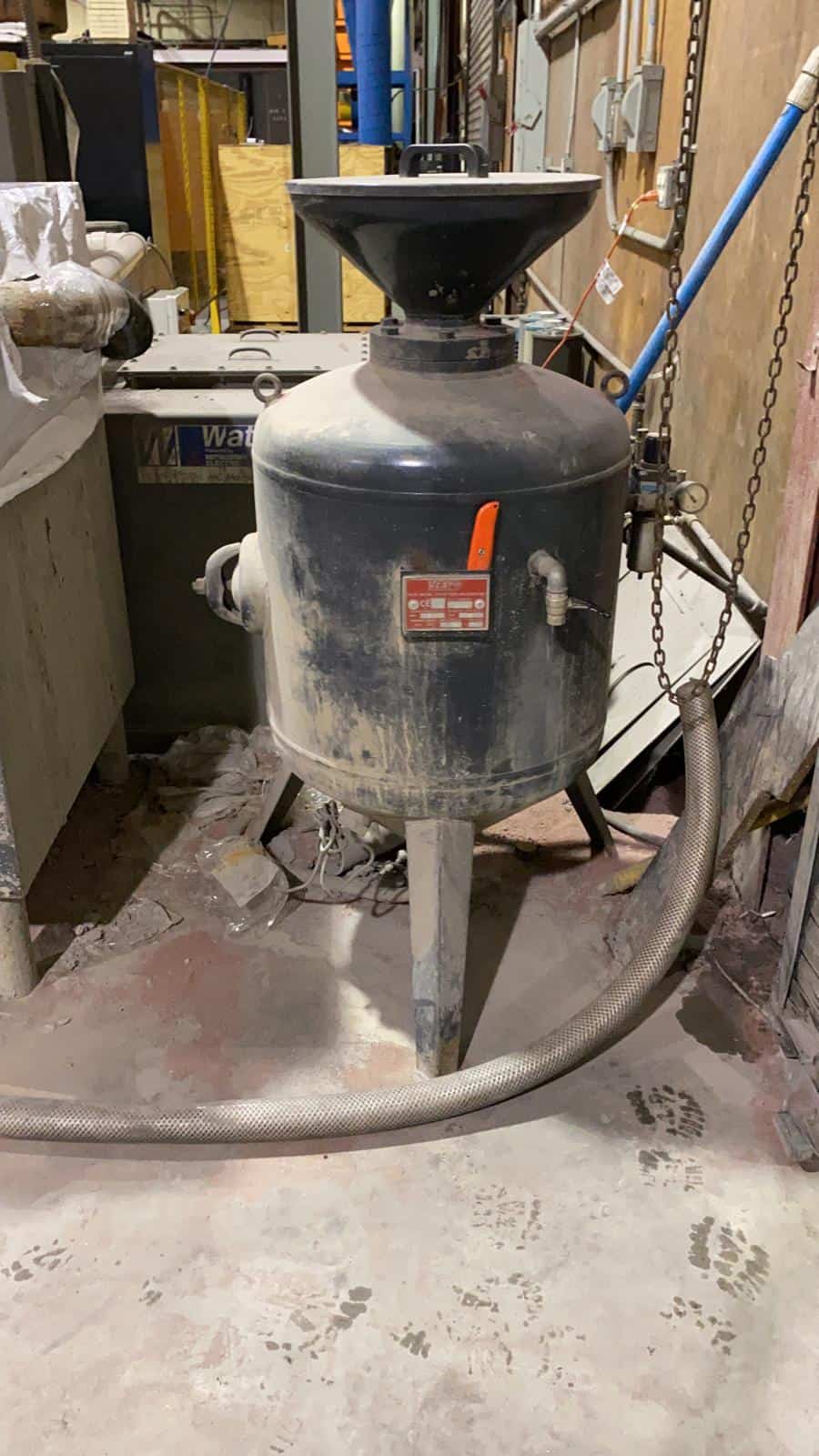 2009 Mitsubishi Abrasive Hopper