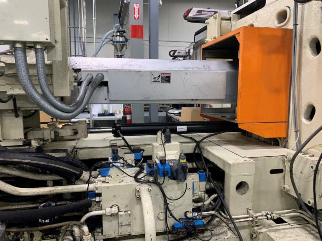 Used UBE UZ1000 Injection Molding Machine For Sale