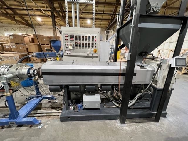 2004 Milacron PAK350