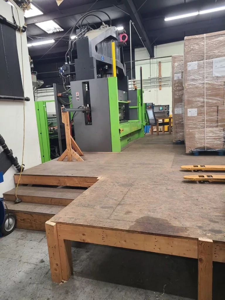 2009 Engel Insert 3550H/330US Injection Molding Machine, photo 3 of 9