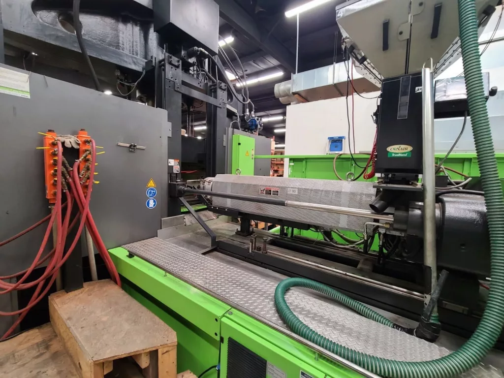 2009 Engel Insert 3550H/330US Injection Molding Machine, photo 4 of 9