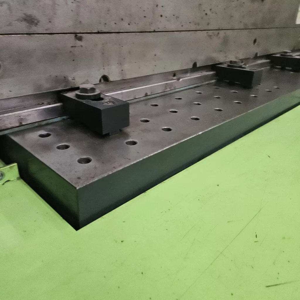2009 Engel Insert 3550H/330US Injection Molding Machine, photo 6 of 9