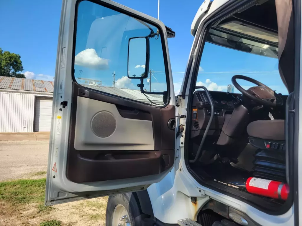 Used Volvo VHD Flat Roof Sleeper Truck For Sale