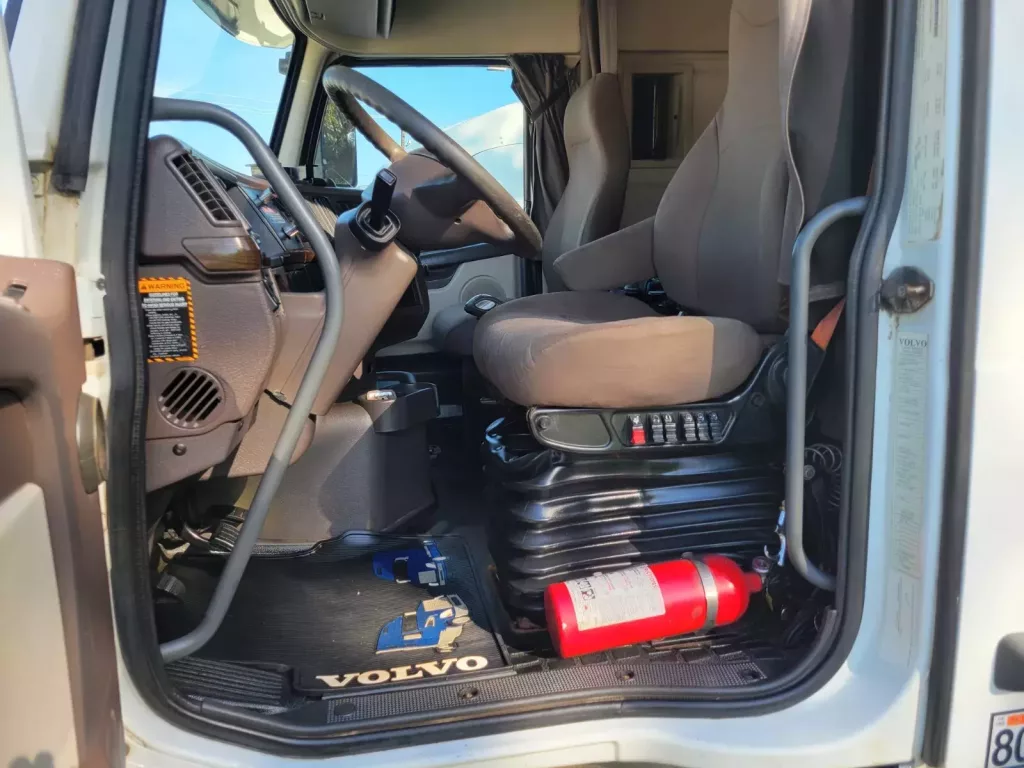 Used Volvo VHD Flat Roof Sleeper Truck For Sale
