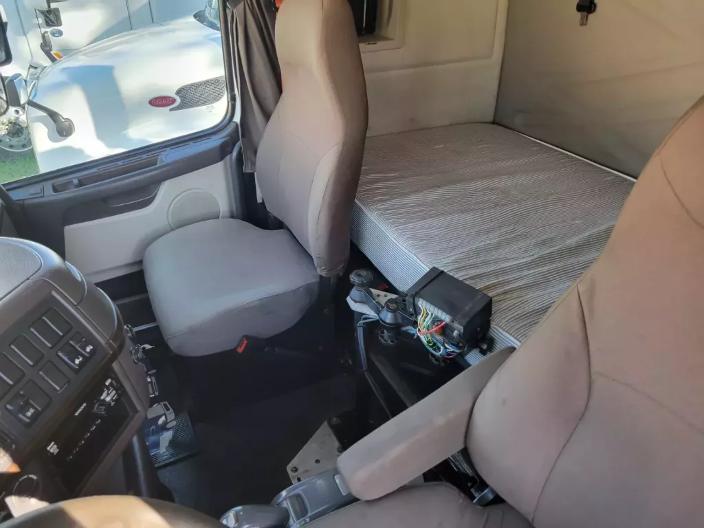Used Volvo VHD Flat Roof Sleeper Truck For Sale