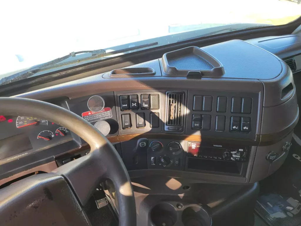 Used Volvo VHD Flat Roof Sleeper Truck For Sale