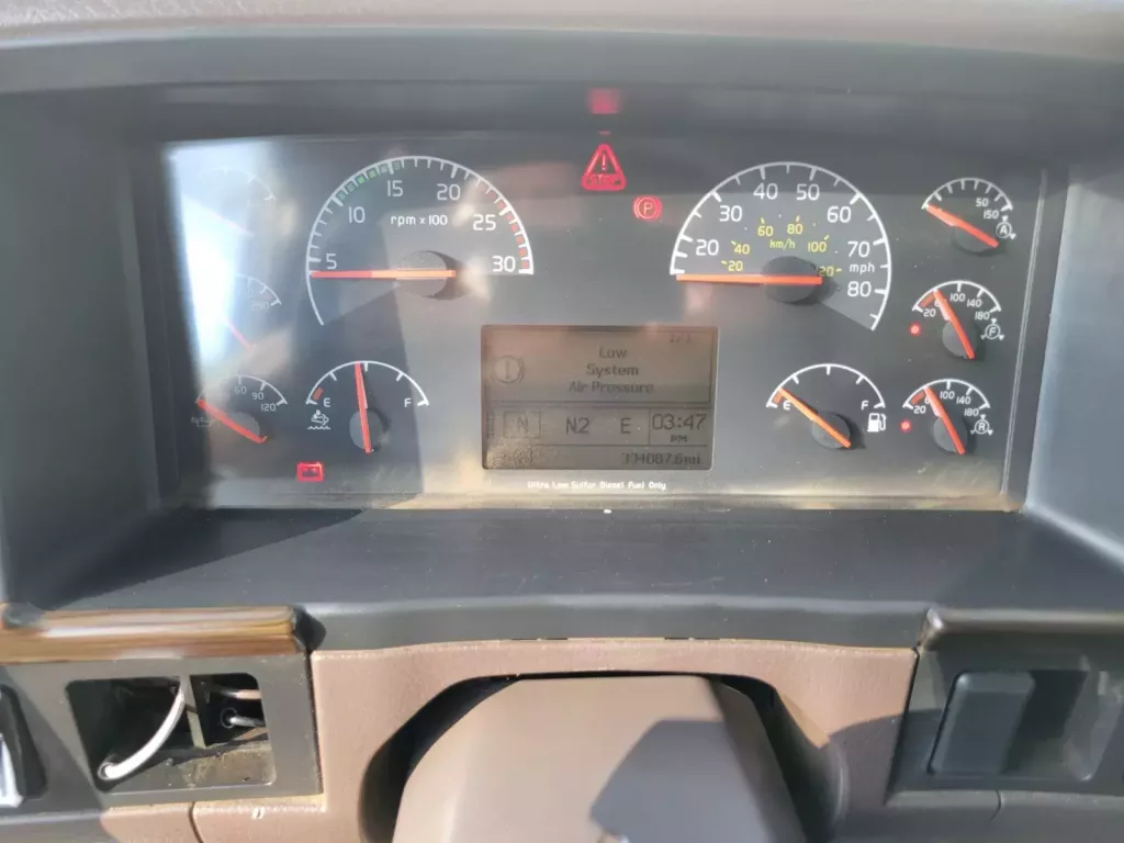 Used Volvo VHD Flat Roof Sleeper Truck For Sale