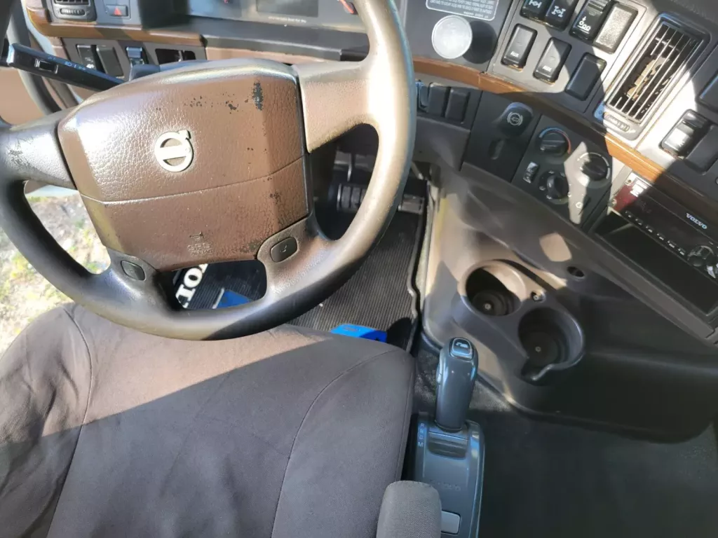 Used Volvo VHD Flat Roof Sleeper Truck For Sale