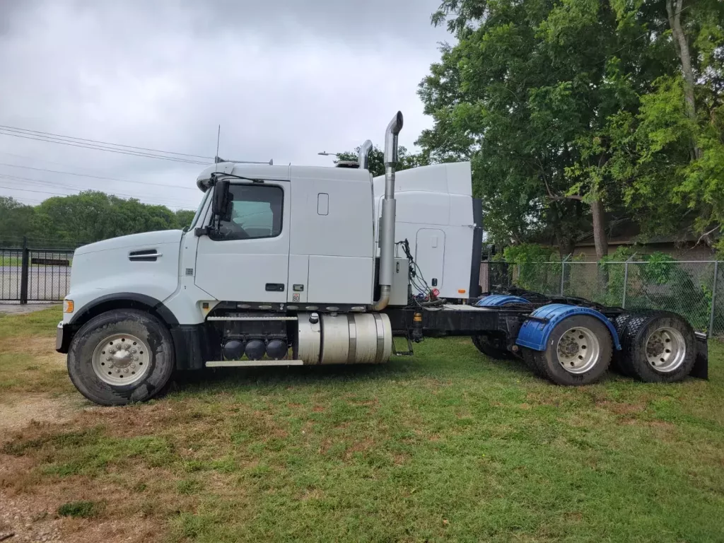 Used Volvo VHD Flat Roof Sleeper Truck For Sale