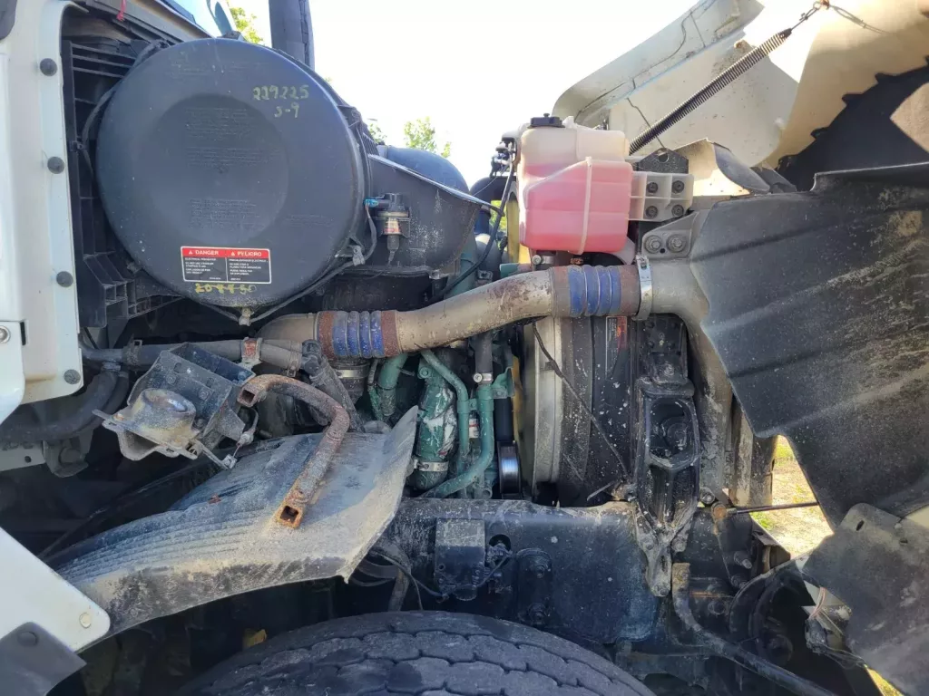 Used Volvo VHD Flat Roof Sleeper Truck For Sale