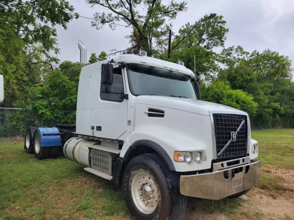 Used Volvo VHD Flat Roof Sleeper Truck For Sale