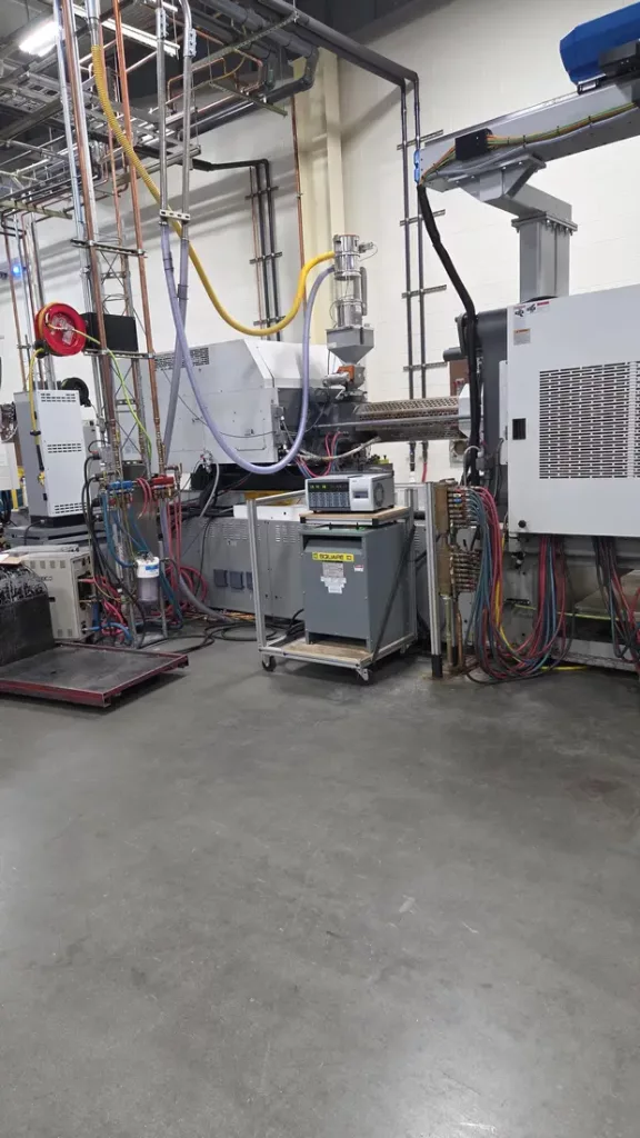 2003 Toyo Si-500-II Injection Molding Machine, photo 4 of 6