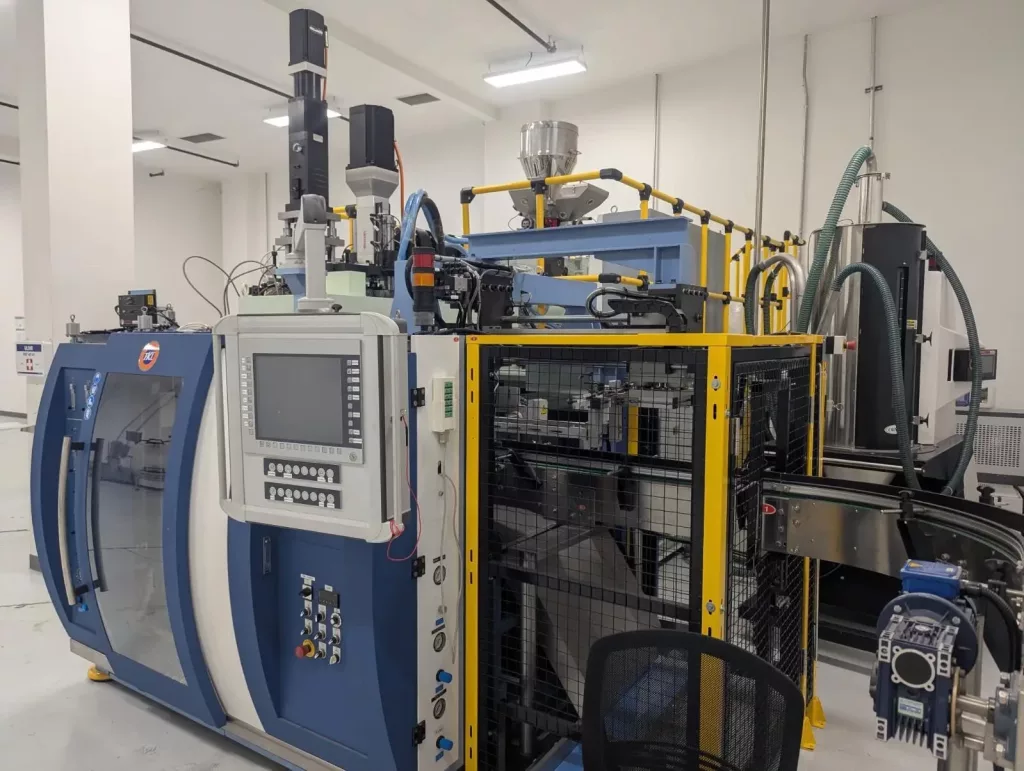 2022 Fong Kee EHB 65T03SS Blow Molder, photo 4 of 13