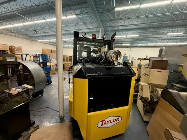 2000 Taylor TC300S Fork Lift, photo 3 of 4
